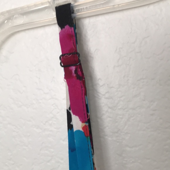 CUTE TORRID TOP WITH ADJUSTABLE STRAPS FLORAL PATTERN SIZE 1X GREAT CONDITION! - Picture 8 of 9